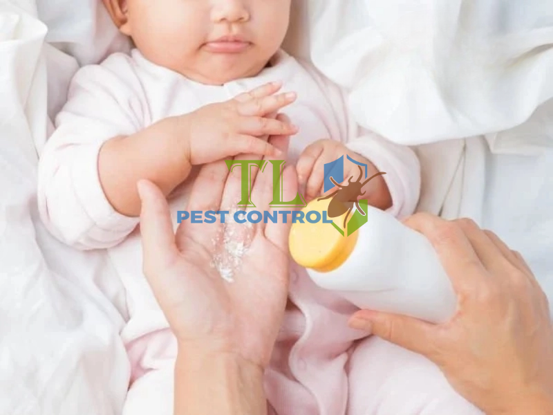 Diệt kiến bằng phấn rôm em bé