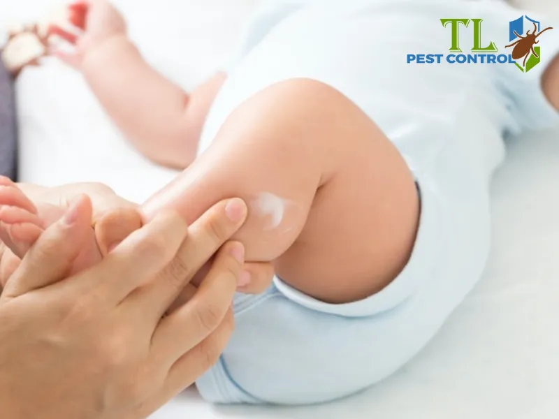 Thử thuốc đuổi muỗi cho trẻ sơ sinh lên vùng da nhỏ trước khi sử dụng toàn thân