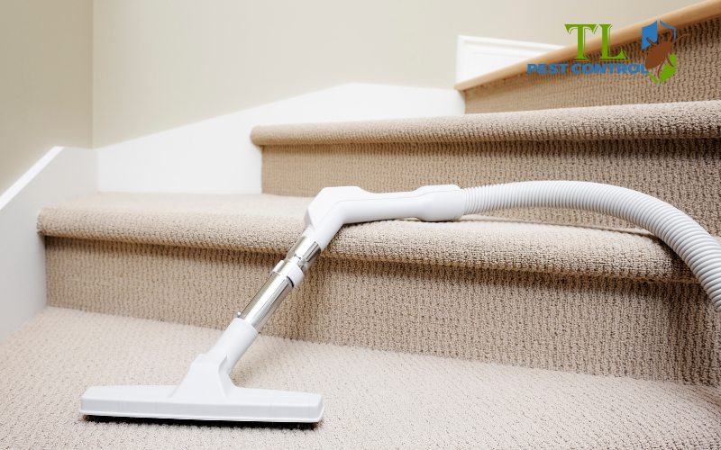 Dùng máy hút bụi có đầu hút khe