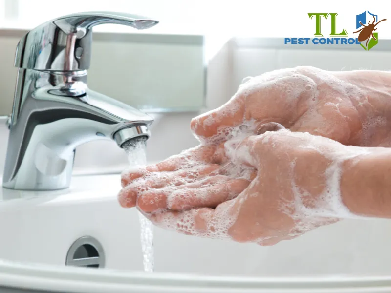 Sau khi dùng rửa tay sạch để tranh đưa hóa chất còn sót lên mắt mũi miệng