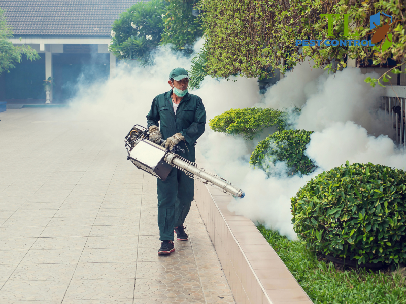 Di chuyển người và vật nuôi ra khỏi khu vực phun