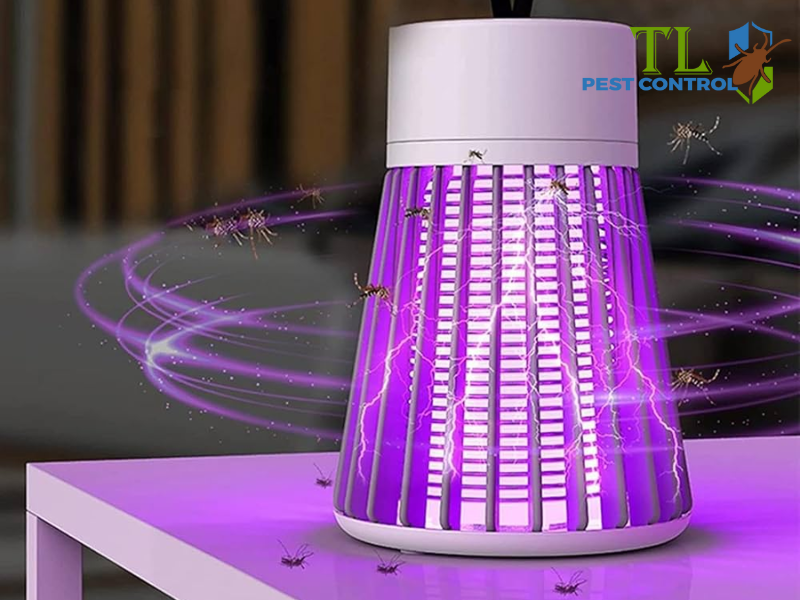 Đặt đèn xa tầm tay trẻ em và không nhìn vào đèn trực tiếp trong thời gian dài