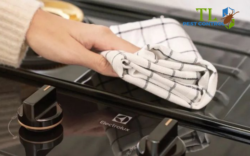 Lau sạch bằng khăn ẩm